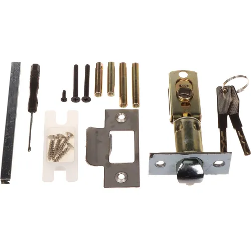 Na zdjęciu znajduje się zestaw montażowy do zamka drzwiowego, w skład którego wchodzą śruby, klucze, wkładka zamka oraz inne elementy montażowe. Wszystkie części są rozłożone na białym tle, co ułatwia ich identyfikację.