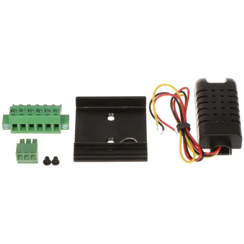 Na zdjęciu znajduje się zestaw montażowy składający się z czarnej metalowej płytki, zielonych złączek elektrycznych, dwóch czarnych śrubek oraz czarnego modułu z przewodami. Elementy są ułożone na białym tle, co ułatwia ich wyraźne zobaczenie.