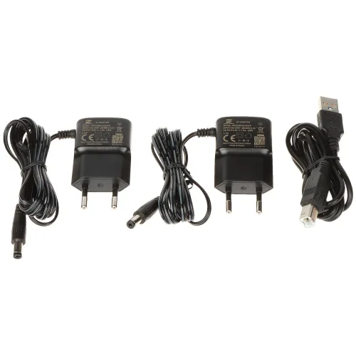 Na zdjęciu znajdują się trzy zasilacze z czarnymi kablami, każdy z różnymi końcówkami. Dwa zasilacze mają wtyczki europejskie, a jeden ma końcówkę USB.