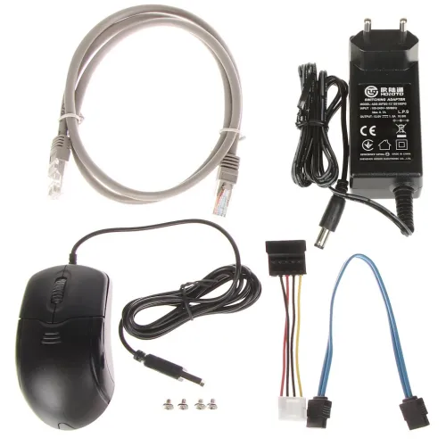 Na zdjęciu znajduje się zestaw akcesoriów elektronicznych, w tym mysz komputerowa, zasilacz, kabel Ethernet, kabel zasilający oraz śrubki montażowe. Elementy są rozłożone na białym tle, co ułatwia ich wyraźne zobaczenie.