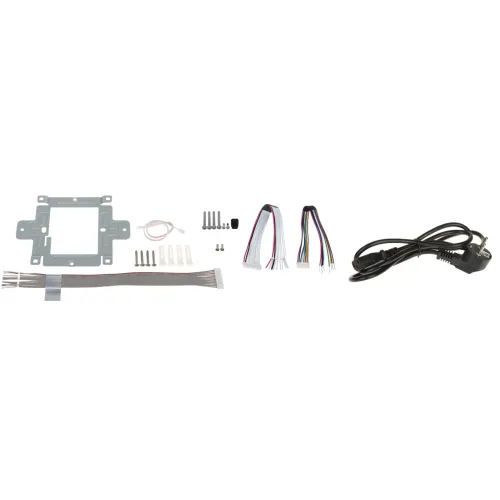 Zestaw montażowy zawiera metalowy uchwyt, różne śruby, kołki, przewody z wielokolorowymi końcówkami oraz kabel zasilający. Elementy są rozłożone na białym tle, co ułatwia ich identyfikację.