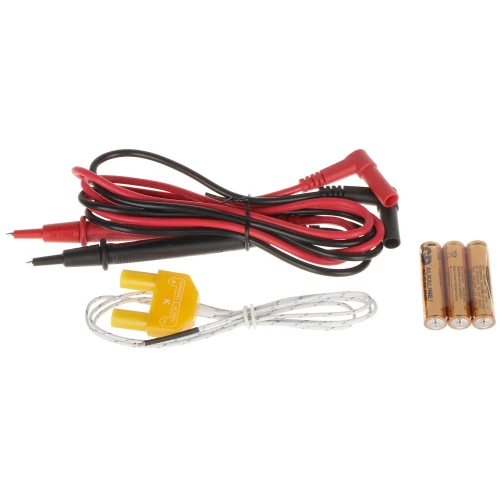 Na zdjęciu znajduje się zestaw akcesoriów do miernika, w skład którego wchodzą przewody pomiarowe z końcówkami, przewód z wtykami termopary oraz cztery baterie alkaliczne AAA. Przewody są w kolorach czerwonym, czarnym i żółtym, a baterie mają złoty kolor.