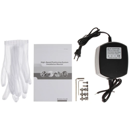Na zdjęciu znajduje się zestaw akcesoriów, w skład którego wchodzą białe rękawiczki, instrukcja instalacji systemu pozycjonowania, zasilacz AC oraz zestaw śrubek i kluczy imbusowych. Produkty są rozłożone na białym tle, co ułatwia ich wyraźne zobaczenie.