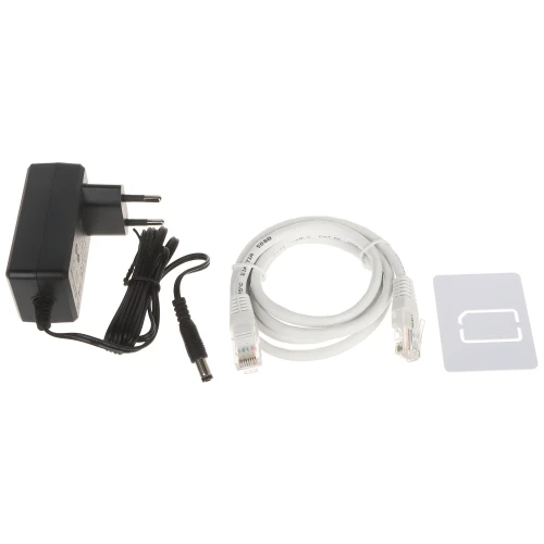 Na zdjęciu znajduje się zasilacz sieciowy z wtyczką europejską, biały kabel Ethernet oraz plastikowa karta z miejscem na kartę SIM. Produkty są ułożone na białym tle, co podkreśla ich szczegóły i kolory.