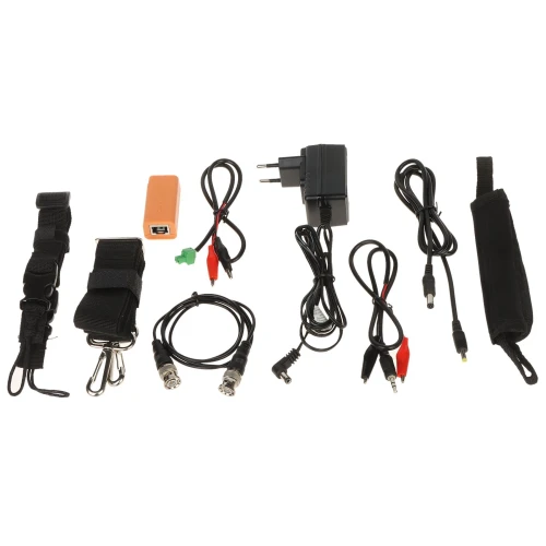 Na zdjęciu znajduje się zestaw akcesoriów elektronicznych, w tym kable, zasilacz, adaptery i paski mocujące. Elementy są ułożone na białym tle, co ułatwia ich wyraźne rozpoznanie.