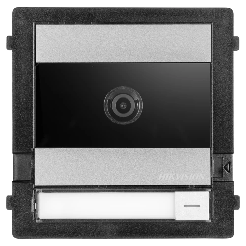 Zdjęcie przedstawia frontowy panel wideodomofonu Hikvision z centralnie umieszczonym obiektywem kamery. Urządzenie ma prostokątny kształt z czarnymi i srebrnymi elementami oraz logo producenta.