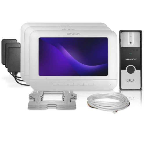 Zestaw wideodomofonu Hikvision składający się z monitora z ekranem dotykowym, panelu zewnętrznego oraz akcesoriów montażowych i kabli. Monitor ma elegancki, biały design z wyraźnym ekranem, a panel zewnętrzny jest kompaktowy i nowoczesny.