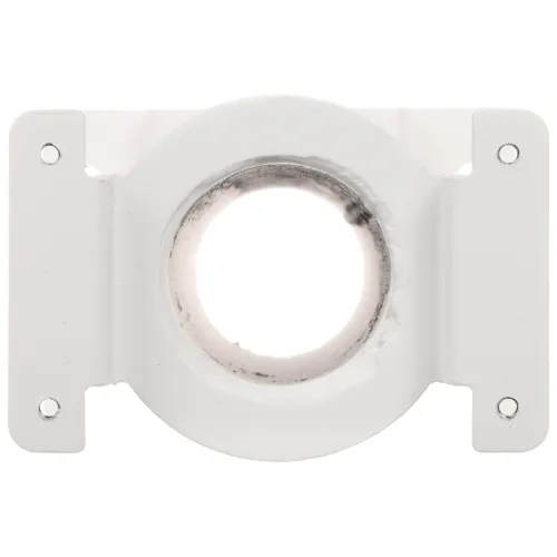Zdjęcie przedstawia biały uchwyt montażowy do kamery, widziany od strony mocowania. Uchwyt ma okrągły otwór pośrodku i cztery otwory na śruby w rogach.