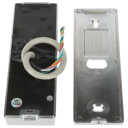 Zdjęcie przedstawia wnętrze obudowy elektronicznego urządzenia z widocznymi kolorowymi przewodami i okrągłym elementem. Obok znajduje się metalowa pokrywa z otworami montażowymi.