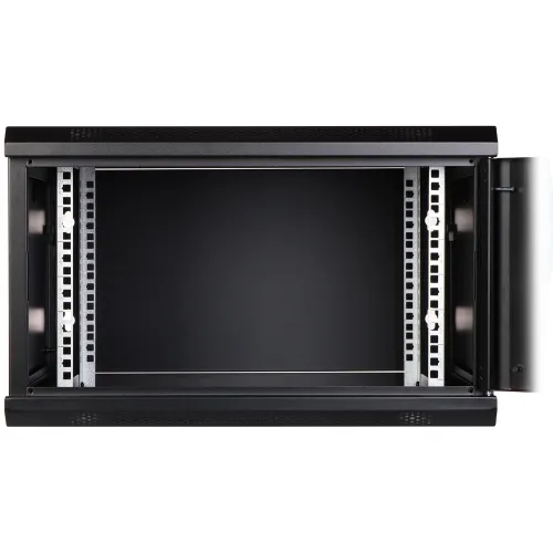 Zdjęcie przedstawia otwartą szafę rackową z metalowymi szynami montażowymi wewnątrz. Szafa ma czarny kolor i perforowane boki, a drzwi są uchylone na bok.