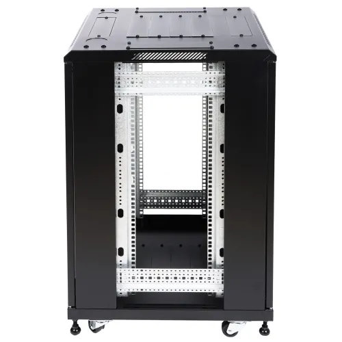 Czarna, metalowa szafa serwerowa na kółkach, widoczna z przodu, bez zamontowanych ścian bocznych. Wnętrze szafy ukazuje perforowane półki i otwory montażowe.