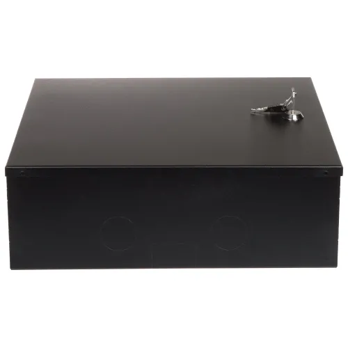 Czarna, prostokątna metalowa skrzynka z zamkiem na klucz, widziana z przodu. Na górze skrzynki leżą dwa klucze.