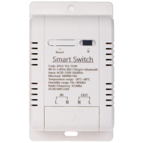 Zdjęcie przedstawia biały inteligentny przełącznik z widocznymi oznaczeniami technicznymi i specyfikacją na przedniej stronie. Urządzenie posiada przycisk reset oraz wskaźnik LED, a także złącza do podłączenia przewodów elektrycznych.