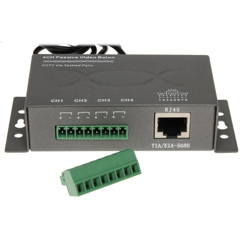Na zdjęciu znajduje się 4-kanałowy pasywny balun wideo, przeznaczony do systemów CCTV, z widocznymi złączami RJ45 i terminalami śrubowymi. Obok urządzenia leży zielony, odłączany terminal śrubowy.