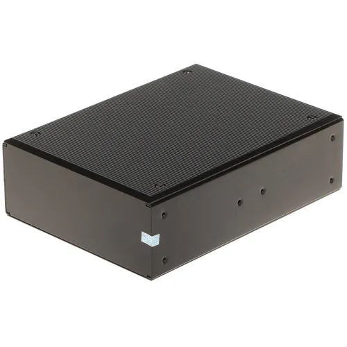 Czarny, prostokątny metalowy obudowa z widocznymi śrubami na górnej powierzchni i otworami na bocznej ściance. Powierzchnia ma delikatne, poziome żłobienia, które nadają jej teksturę.