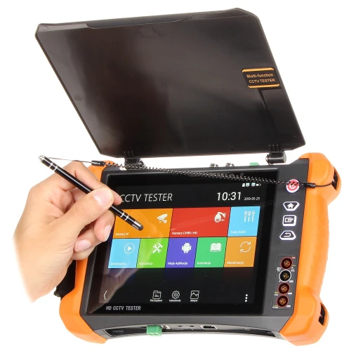 Zestaw zawiera zasilacz AC, kabel zasilający, kabel HDMI, pilot zdalnego sterowania oraz instrukcję obsługi do monitora LED. Wszystkie elementy są ułożone na białym tle, co ułatwia ich identyfikację.