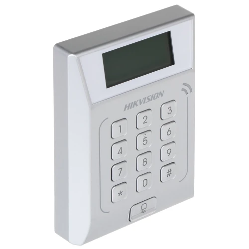 Na zdjęciu znajduje się srebrny zamek szyfrowy Hikvision DS-K1T802E z klawiaturą numeryczną i wyświetlaczem. Urządzenie ma elegancki, nowoczesny design i jest przeznaczone do kontroli dostępu.