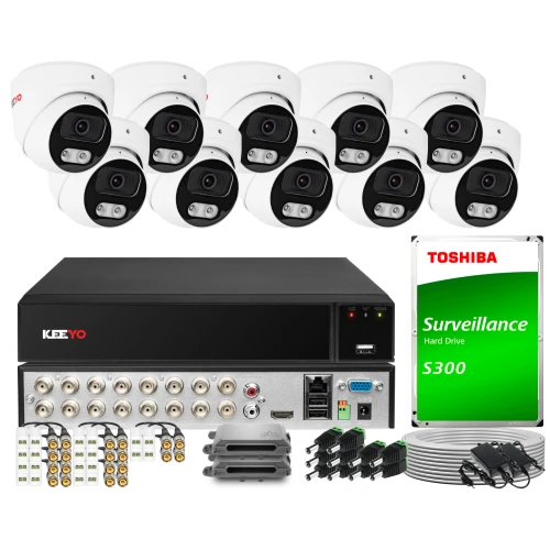 Zestaw do monitoringu składający się z ośmiu kamer, rejestratora, dysku twardego Toshiba oraz akcesoriów montażowych i kabli. Kamery mają biało-czarną obudowę, a rejestrator posiada liczne porty wejścia i wyjścia.