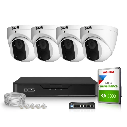 Zestaw do monitoringu składający się z czterech kamer BCS, rejestratora, dysku twardego Toshiba S300, kabla oraz switcha. Kamery mają biało-czarną obudowę, a wszystkie elementy są ułożone na białym tle.
