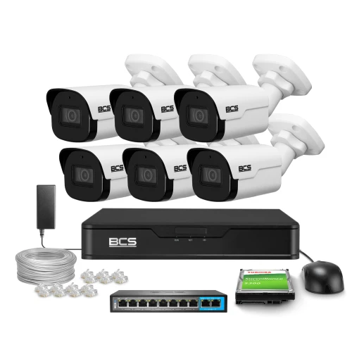 Zestaw do monitoringu składający się z sześciu białych kamer BCS, rejestratora, kabla, wtyków, przełącznika sieciowego oraz dysku twardego. Kamery są ułożone w dwóch rzędach, a pozostałe elementy zestawu rozmieszczone są poniżej.