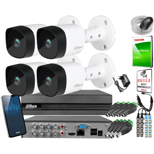 Na zdjęciu znajduje się zestaw do monitoringu Dahua, który obejmuje cztery kamery, rejestrator, dysk twardy, przewody oraz akcesoria montażowe. W tle widoczna jest również naklejka ostrzegawcza i smartfon z aplikacją monitoringu.