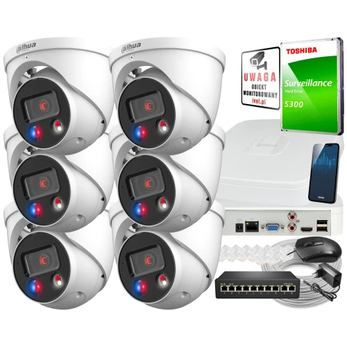 Na zdjęciu znajduje się zestaw do monitoringu IP, w skład którego wchodzi sześć kamer Dahua, rejestrator, dysk twardy Toshiba oraz akcesoria takie jak kable i przełącznik sieciowy. Obok sprzętu widoczna jest również naklejka ostrzegawcza o monitoringu.