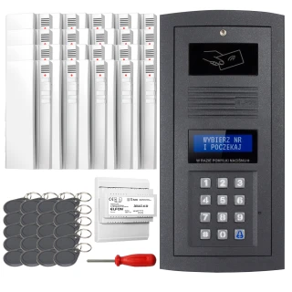 Zestaw domofonowy cyfrowy składa się z panelu z klawiaturą numeryczną i wyświetlaczem, zestawu breloków zbliżeniowych oraz śrubokręta. W tle widoczne są białe unifony do montażu wewnętrznego.