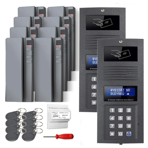 Zestaw domofonowy cyfrowy składający się z kilku paneli z klawiaturą numeryczną, breloków zbliżeniowych, śrubokręta oraz modułu zasilającego. Panele mają wyświetlacze i przyciski, a breloki są w kolorze czarnym.