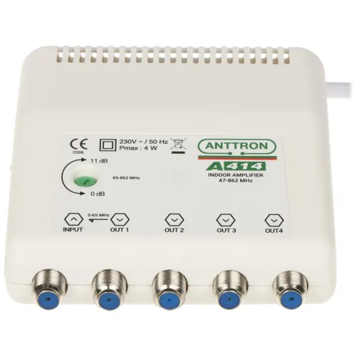 Na zdjęciu znajduje się biały wzmacniacz wewnętrzny marki ANTRON A414 z czterema wyjściami i jednym wejściem, oznaczonymi niebieskimi złączami. Urządzenie posiada oznaczenia techniczne, takie jak zakres częstotliwości 47-862 MHz i moc 4 W.