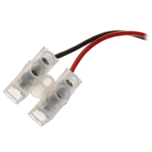 Zdjęcie przedstawia złącze zasilania z dwoma przewodami, jednym czarnym i jednym czerwonym, zakończonymi przezroczystymi plastikowymi końcówkami. Złącze jest widoczne na białym tle, co podkreśla jego szczegóły konstrukcyjne.